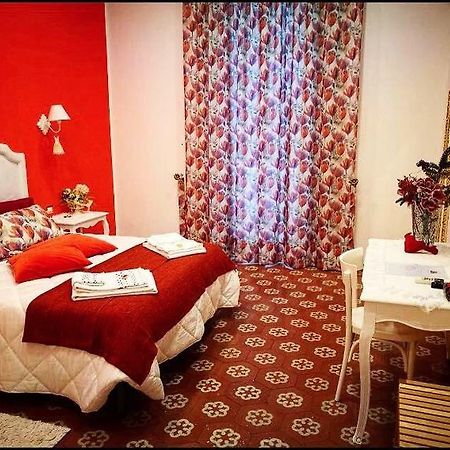 B&B Resta Cu Mme Наполи Екстериор снимка
