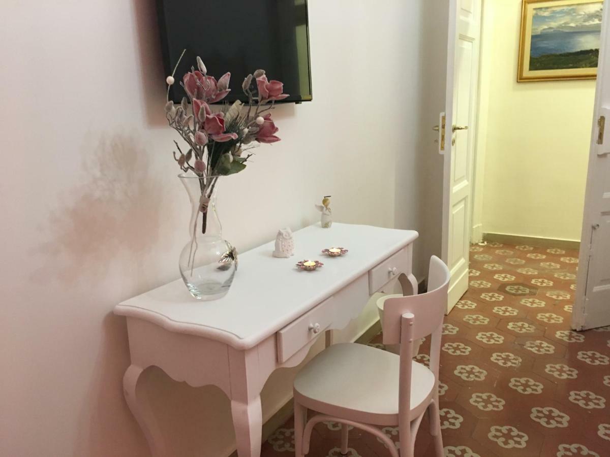 B&B Resta Cu Mme Наполи Екстериор снимка