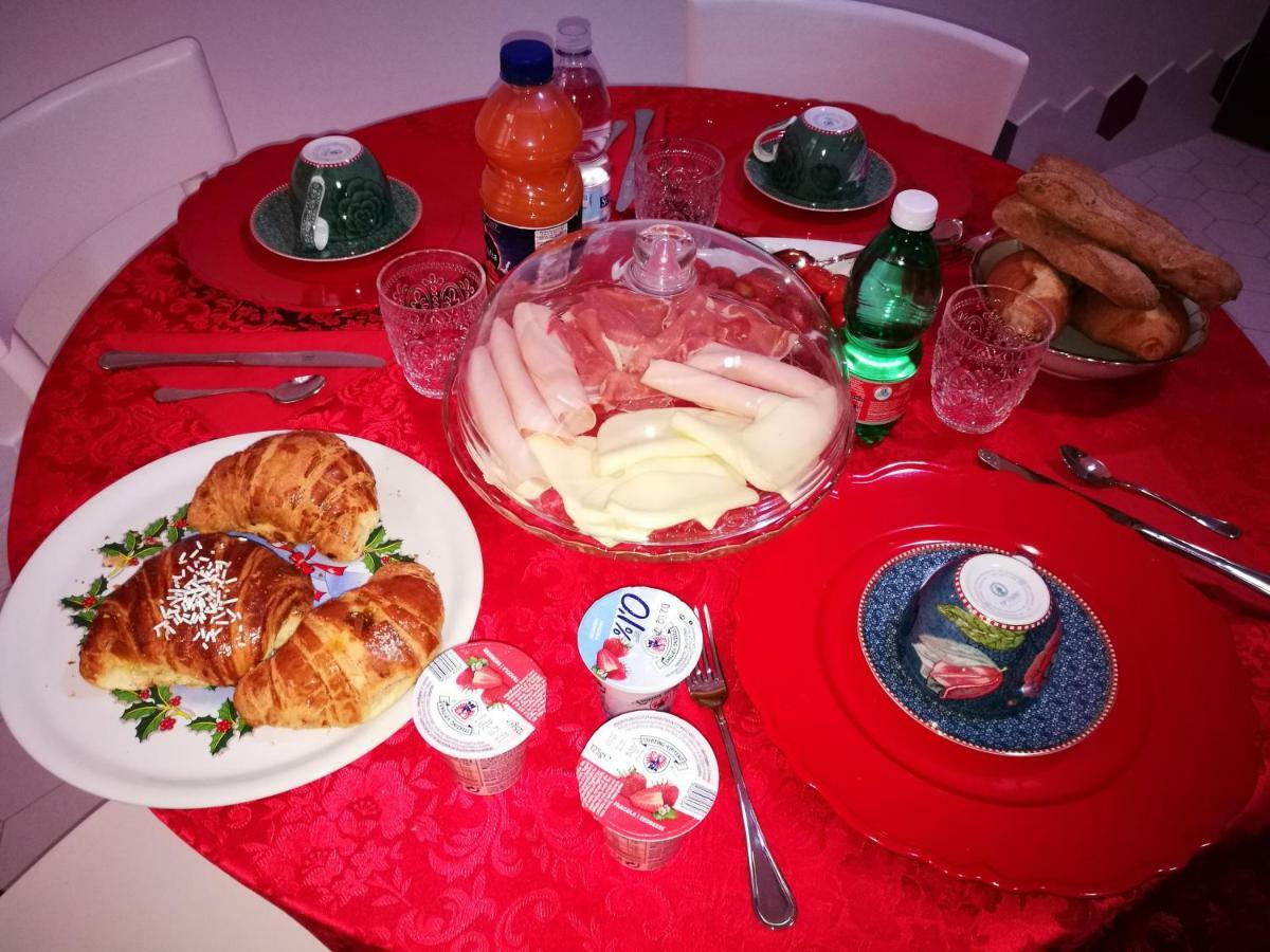 B&B Resta Cu Mme Наполи Екстериор снимка