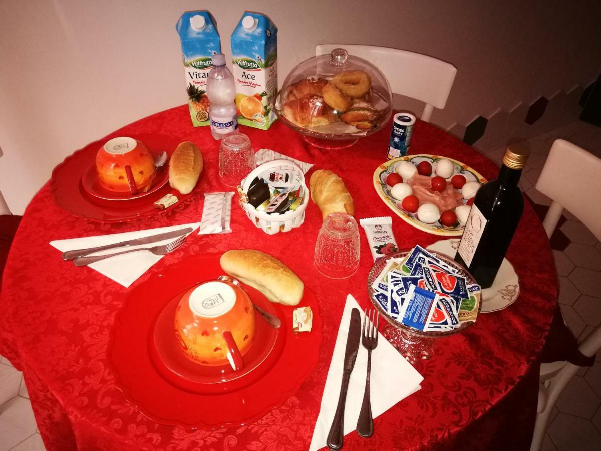 B&B Resta Cu Mme Наполи Екстериор снимка