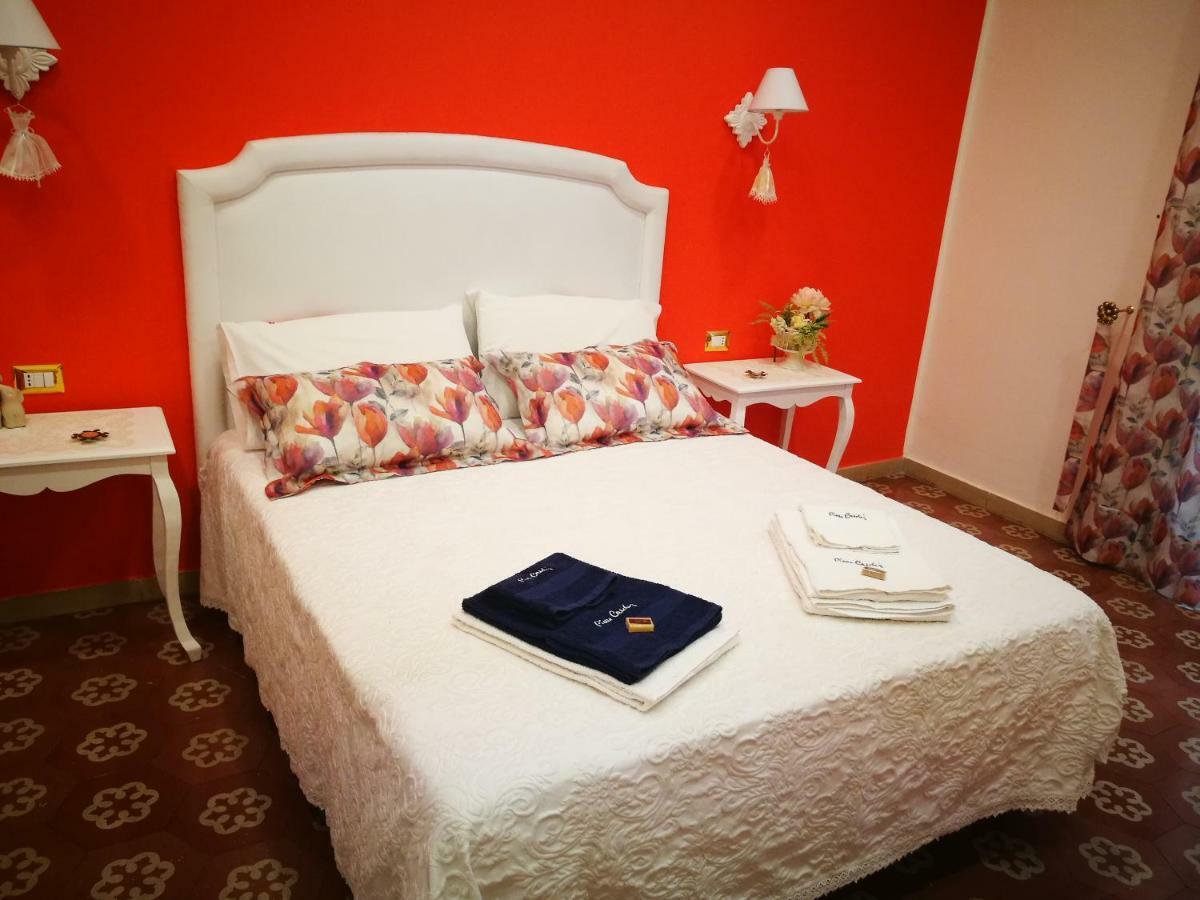 B&B Resta Cu Mme Наполи Екстериор снимка