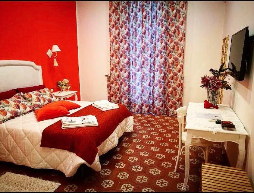 B&B Resta Cu Mme Наполи Екстериор снимка