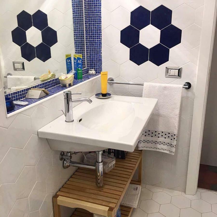 B&B Resta Cu Mme Наполи Екстериор снимка