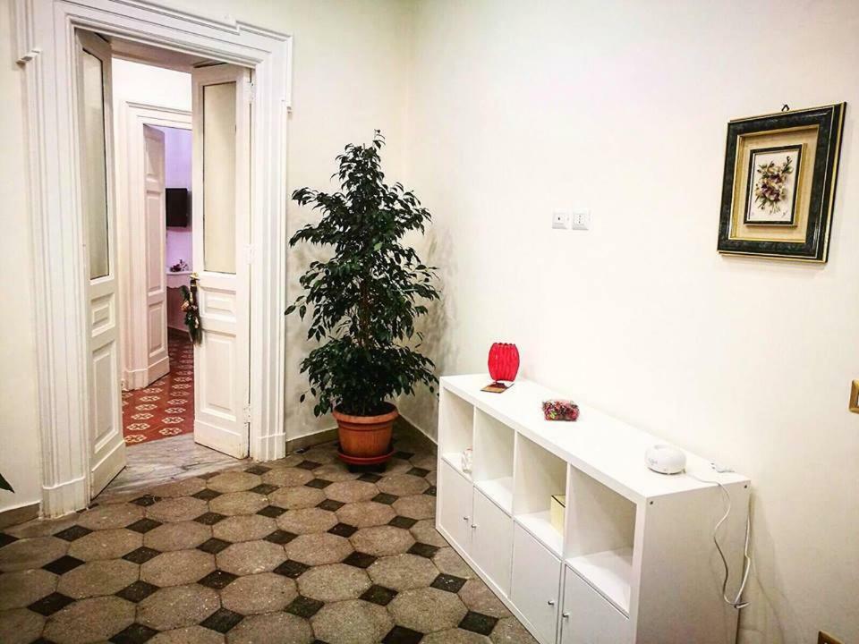 B&B Resta Cu Mme Наполи Екстериор снимка